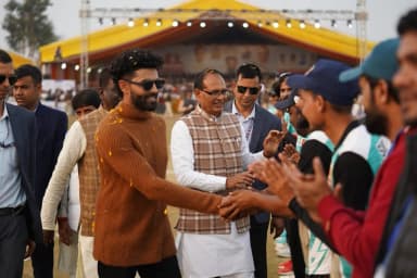 शिवराज सिंह के साथ ओपन गाड़ी में घूमे, खेल महोत्सव का समापन, देखें वीडियो