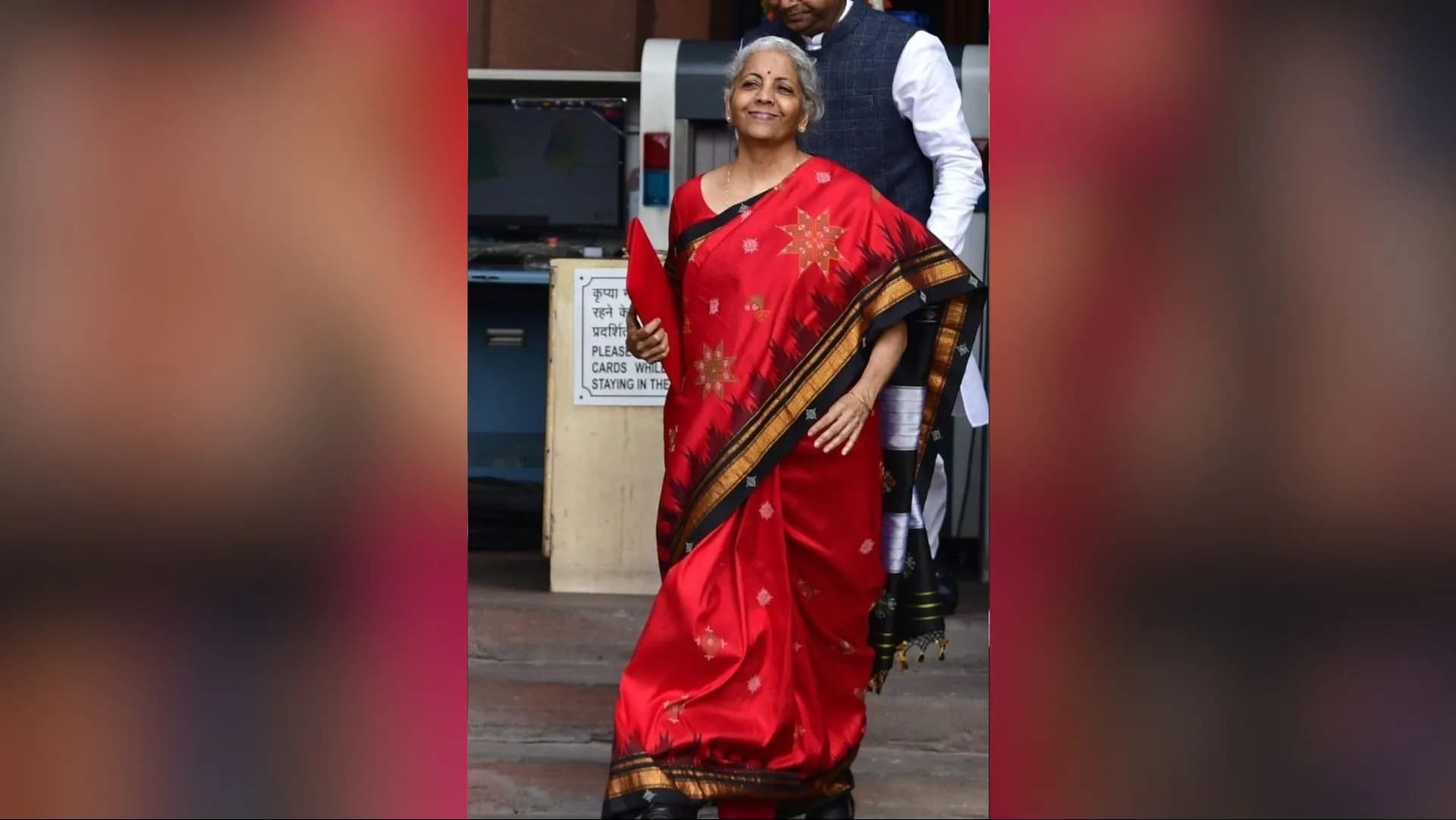 2023 में सीतारमण ने लाल रेशमी साड़ी पहनी थी। इसमें काले रंग की कसूती कढ़ाई थी, यह उत्तरी कर्नाटक में बनी थी।