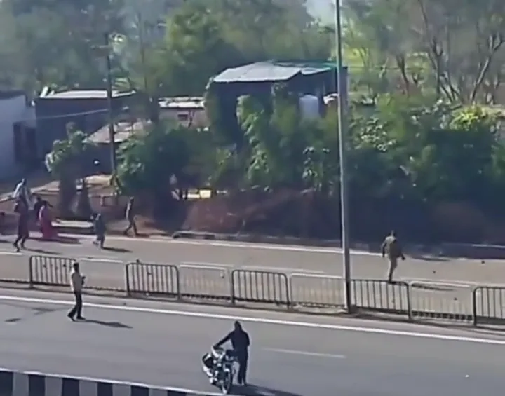 NH-46 पर आरक्षक को बंधक बनाकर पीटा, आंखों में मिर्ची डाली; प्रेम विवाह से नाराज ग्रामीणों का बवाल