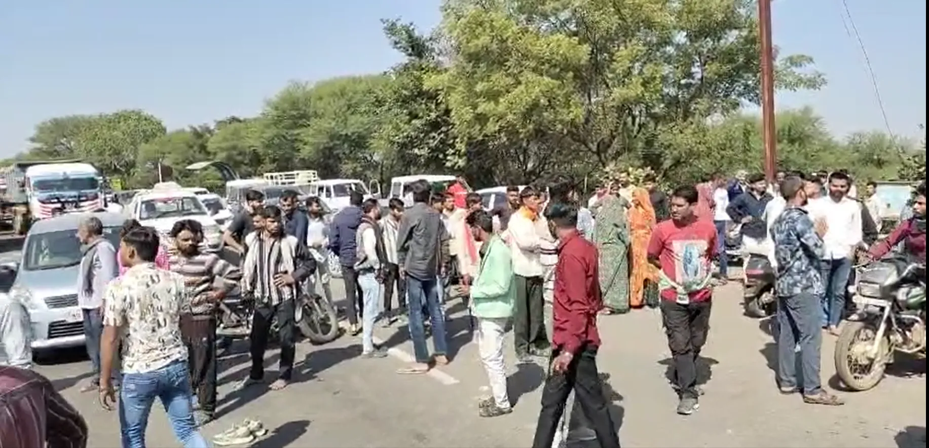 MP के नीमच का मामला, परिवार ने रखी ₹1 करोड़ मुआवजे और नौकरी की मांग, हाईवे पर धरना