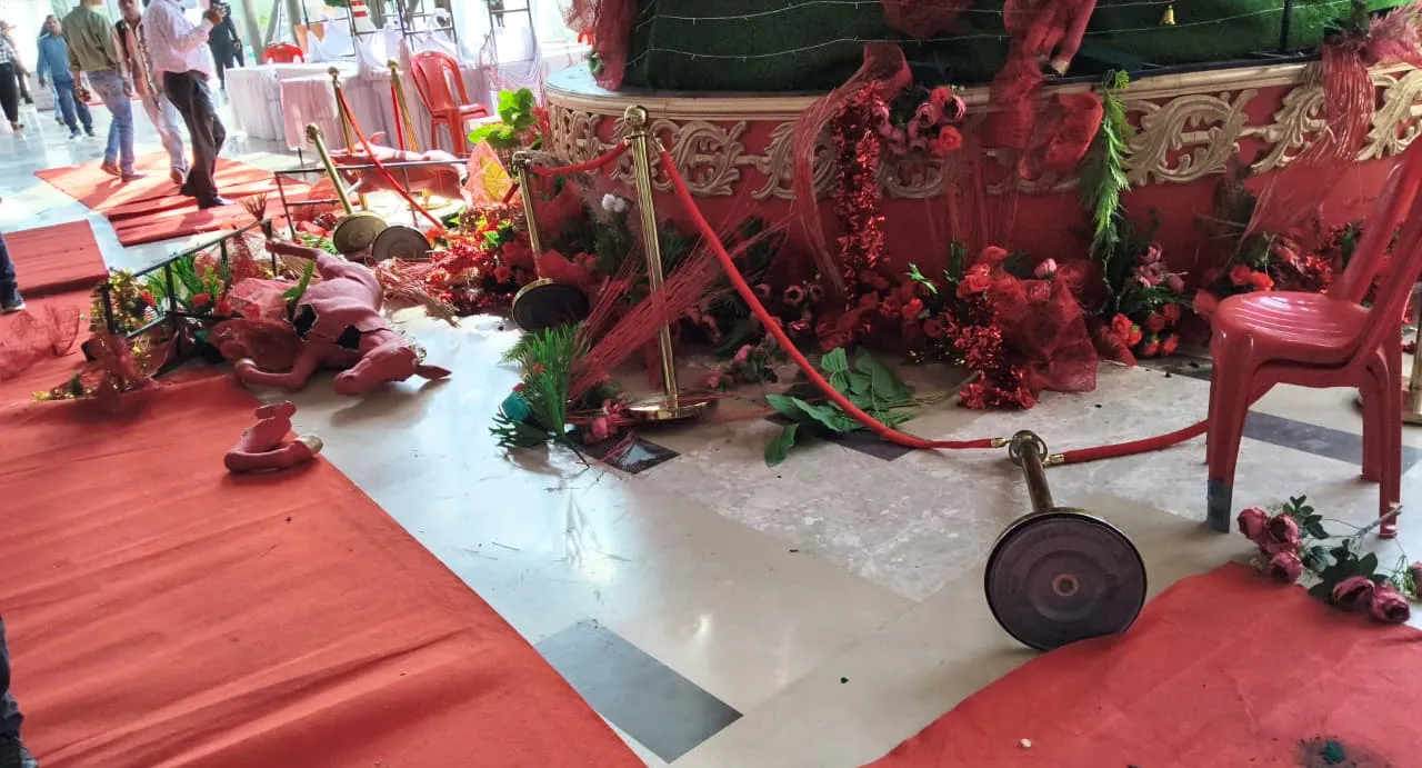 मॉल पहुंचे प्रदर्शनकारियों ने क्रिसमस डेकोरेशन को पहुंचाया नुकसान
