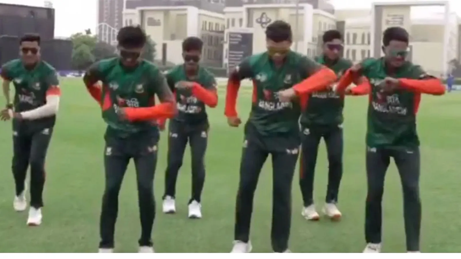 अक्षय खन्ना के स्टेप्स फॉलो किए, वीडियो वायरल