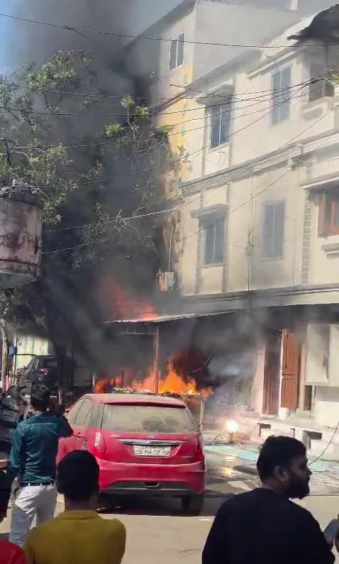 परिजन को सुरक्षित बाहर निकाला; एसी और रेफ्रिजरेटर रिपेयरिंग दुकान से भड़की आग