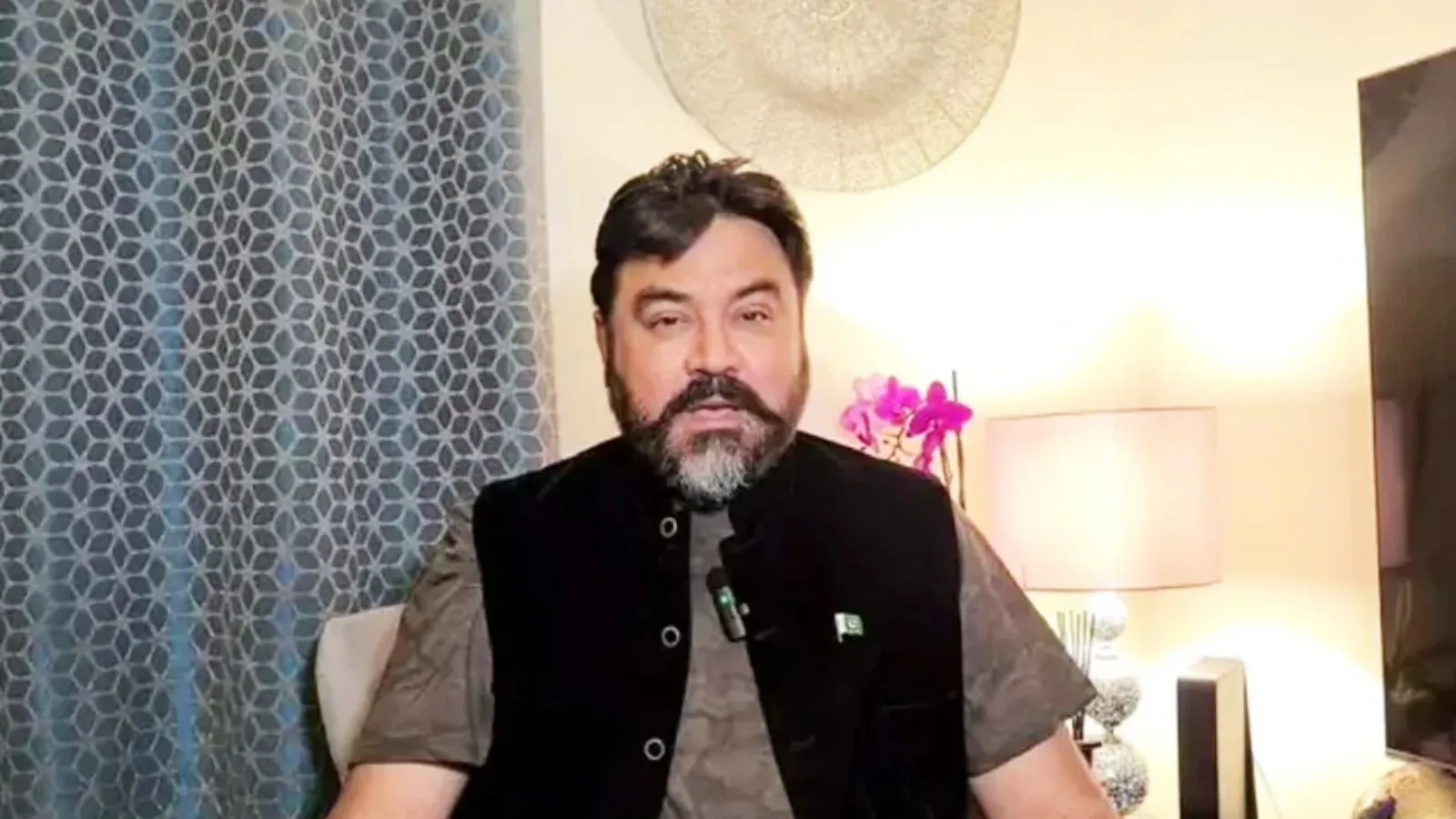 सरकार और मिलिट्री की आलोचना करने का नतीजा; UK में घर पर तोड़फोड़ भी हुई