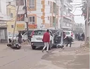 हाथ-पैर कुचले, कार में तोड़फोड़