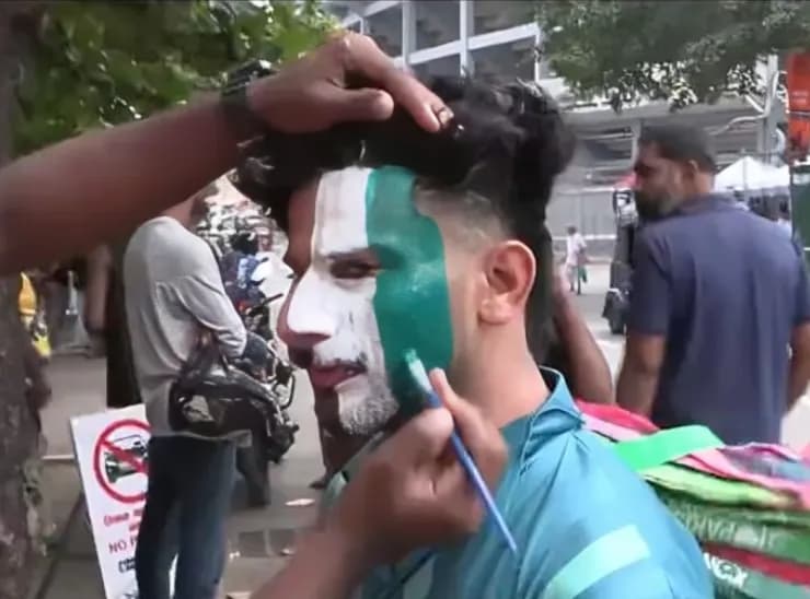 कोलंबो में स्टेडियम के बाहर एक पाकिस्तानी क्रिकेट फैन का चेहरा पेंट किया गया।