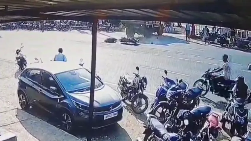 ट्रक से टकराने के बाद हादसा, CCTV आया सामने