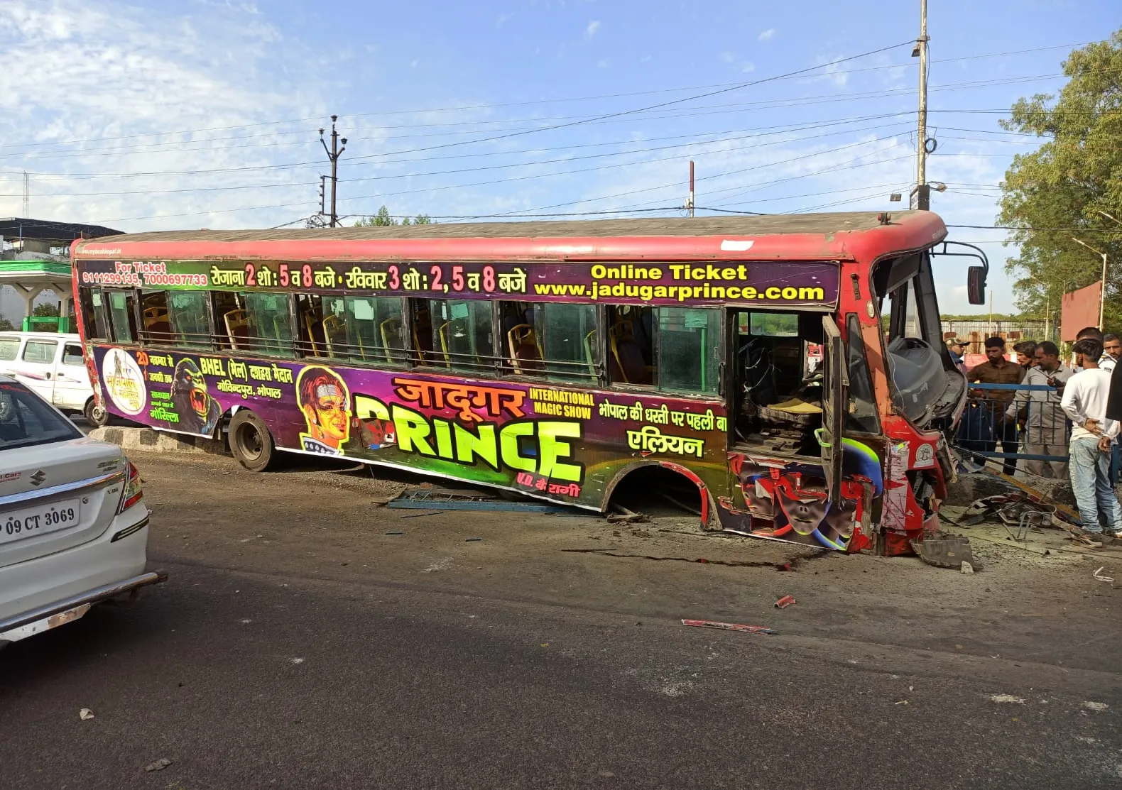 अगले दोनों पहिए निकले; कार को बचाने के चक्कर में हुआ हादसा