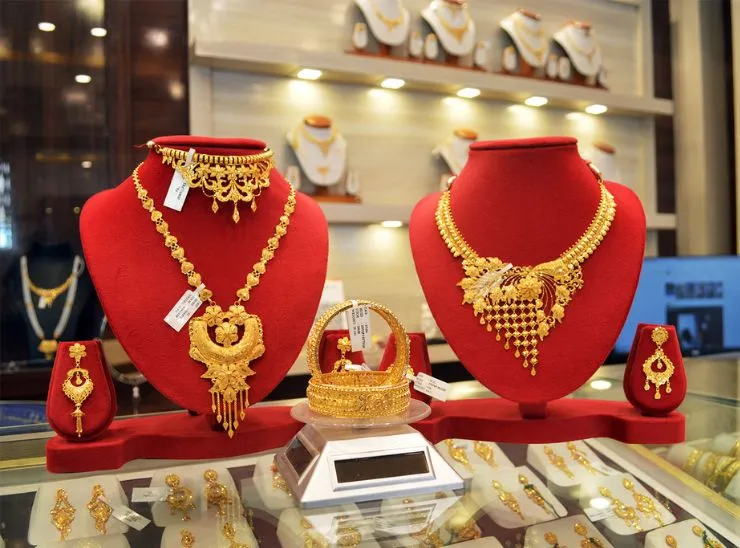 24 कैरेट गोल्ड 1.32 लाख के पार, सिल्वर भी दो लाख के करीब, देखें नए रेट