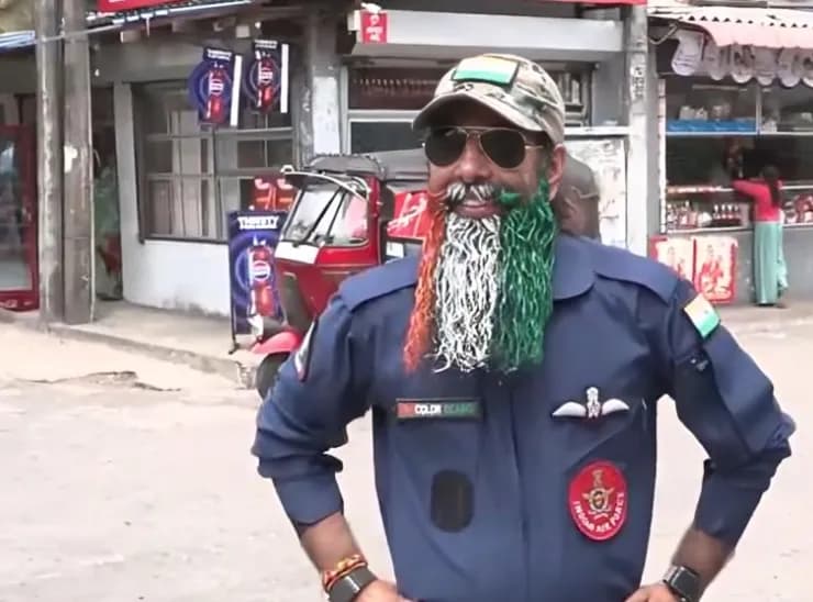 इंडियन एयर फोर्स की यूनिफॉर्म पहने एक इंडियन फैन, जिसकी दाढ़ी तिरंगे रंग में रंगी हुई है।