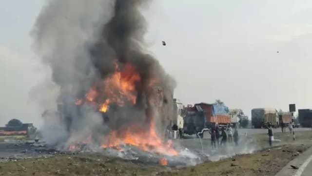उठकी लपटें देख सहमे लोग, ड्राइवर ने कूदकर बचाई जान, सामीन लूटने दौड़े ग्रामीण