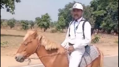 झारखंड का टीचर घोड़े से गांव-गांव जाकर कर रहा जनगणना
