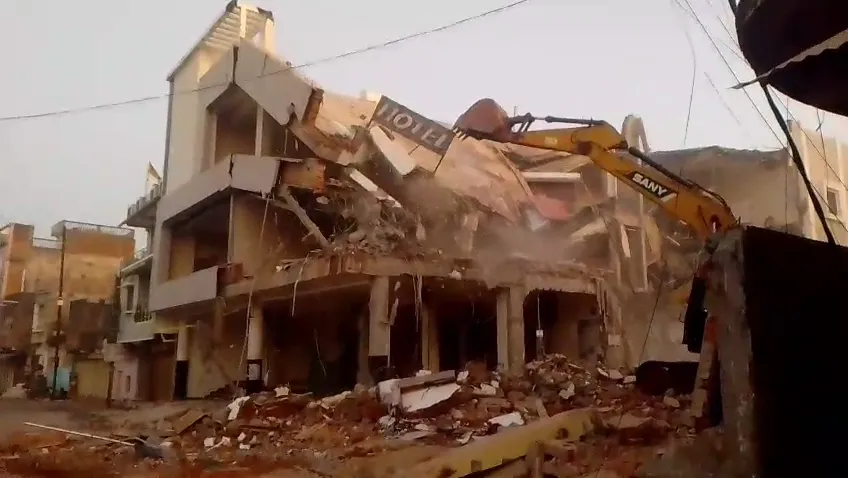 होटल आजाद पैलेस पर बुलडोजर चला, पुलिस अलर्ट पर रही