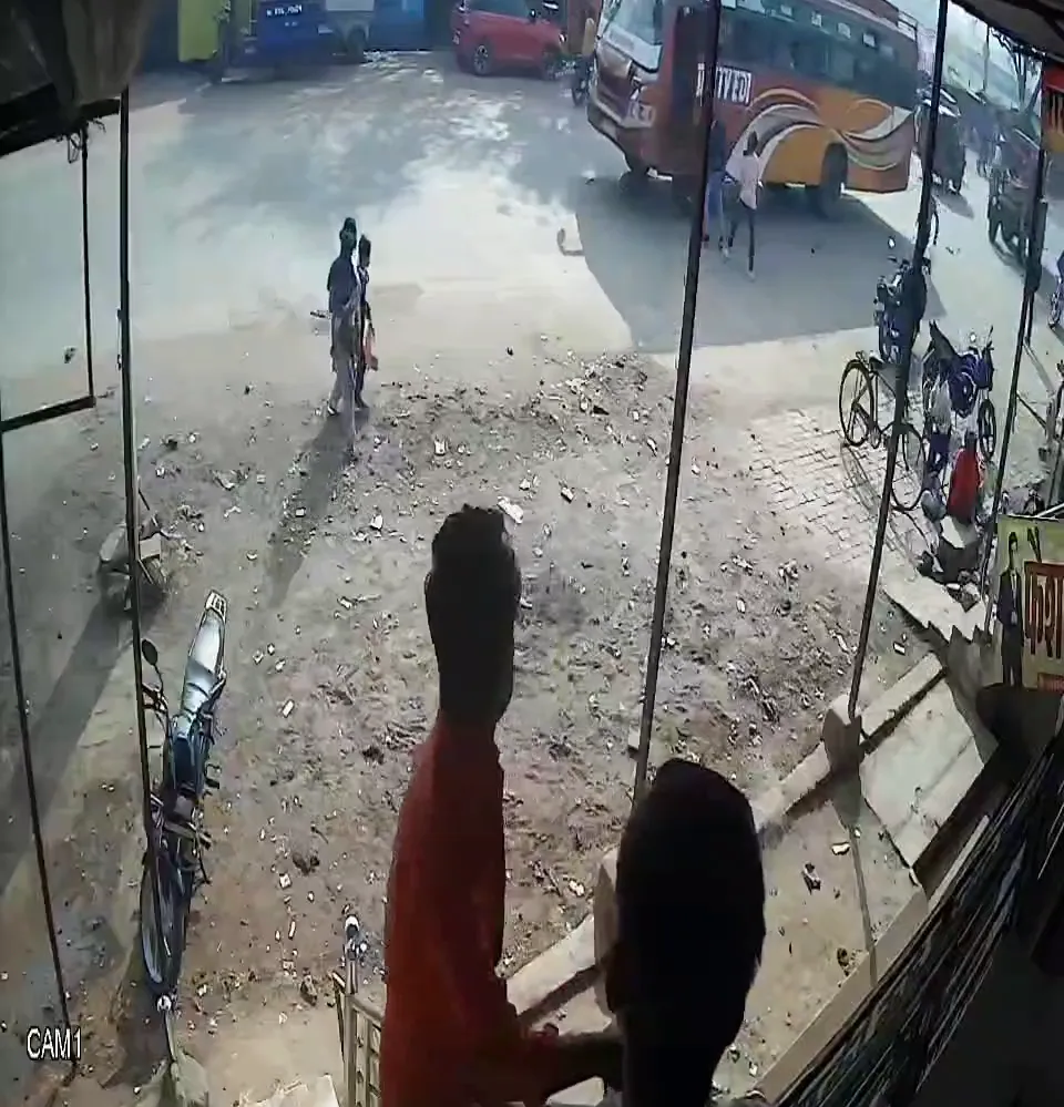 असामाजिक तत्वों ने चलती बस में तोड़फोड़ की, दुकान पर पत्थरबाजी