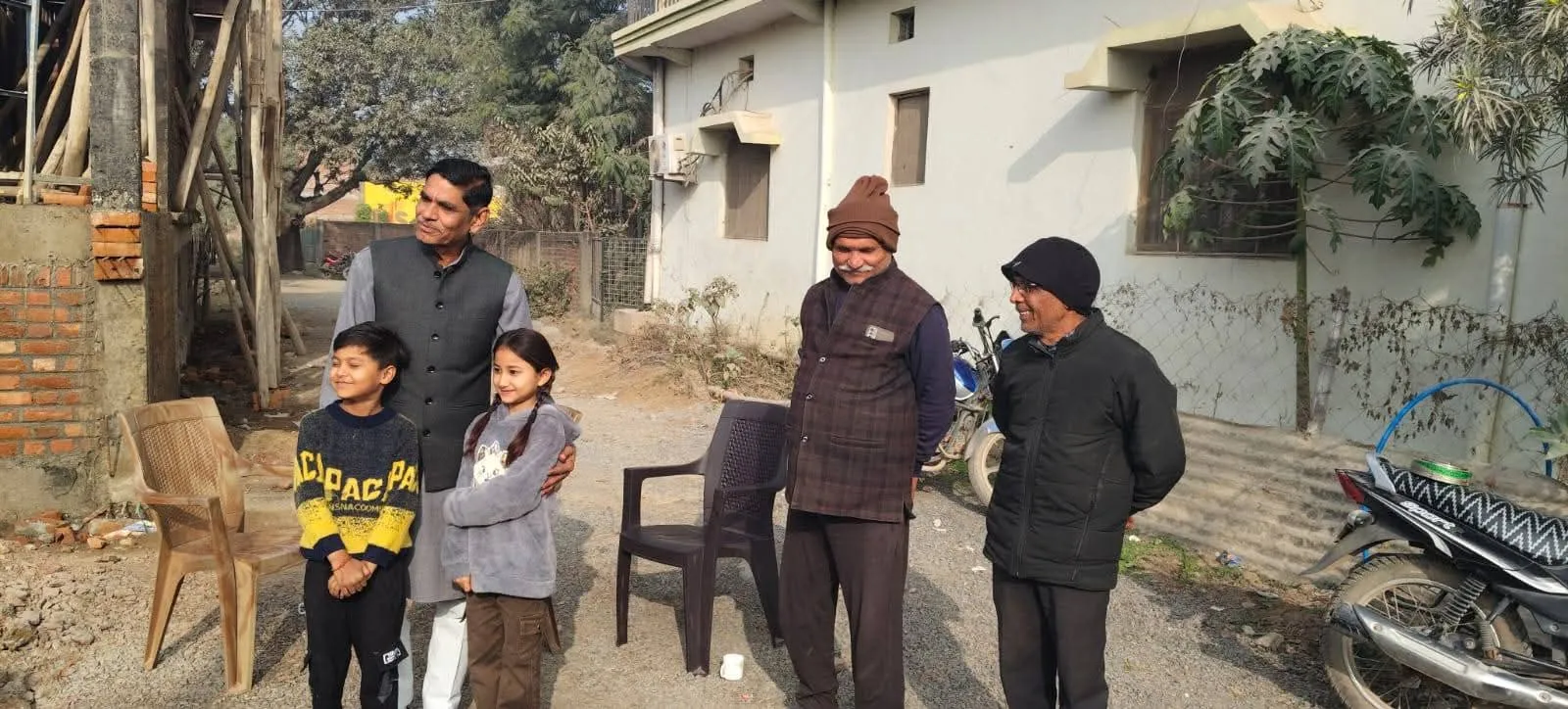 मासूम से मिलने पहुंचे विधायक, अफसरों को दिए कार्रवाई के निर्देश