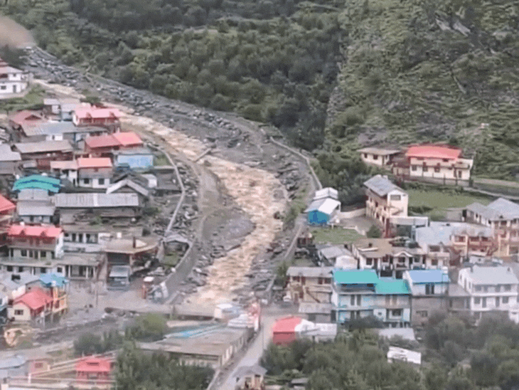 पलक झपकते ही बहे कई मकान, मलबे से पटा धराली गांव; 4 लोगों की मौत; 60 लापता