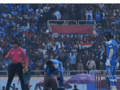 शतक जड़ने के बाद लंबी दहाड़, फेस पर एग्रेशन; कोहली के सेंचुरी लगाते ही कदमों में जा गिरा फैन