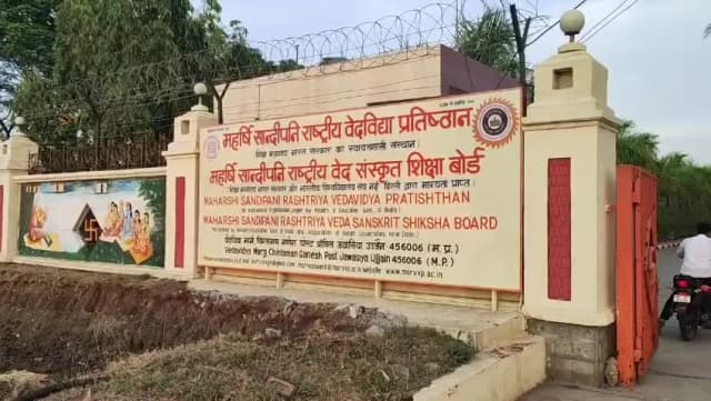 दर्द से चीखता रहा नाबालिग छात्र, टीचर का कहर कैमरे में कैद