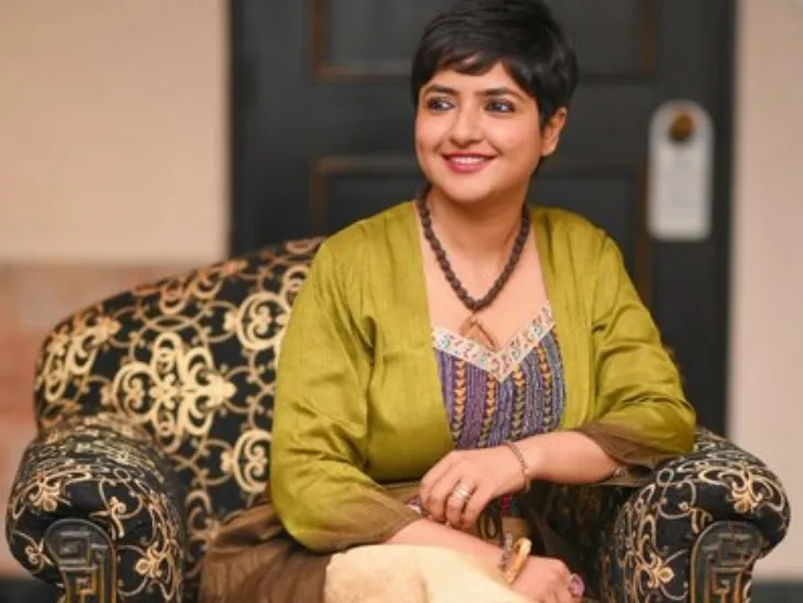 लोकगीत गा रही थी सिंगर; सेक्युलर गाने के लिए दबाव बनाया..नहीं गाने पर मारने के लिए स्टेज पर चढ़ा