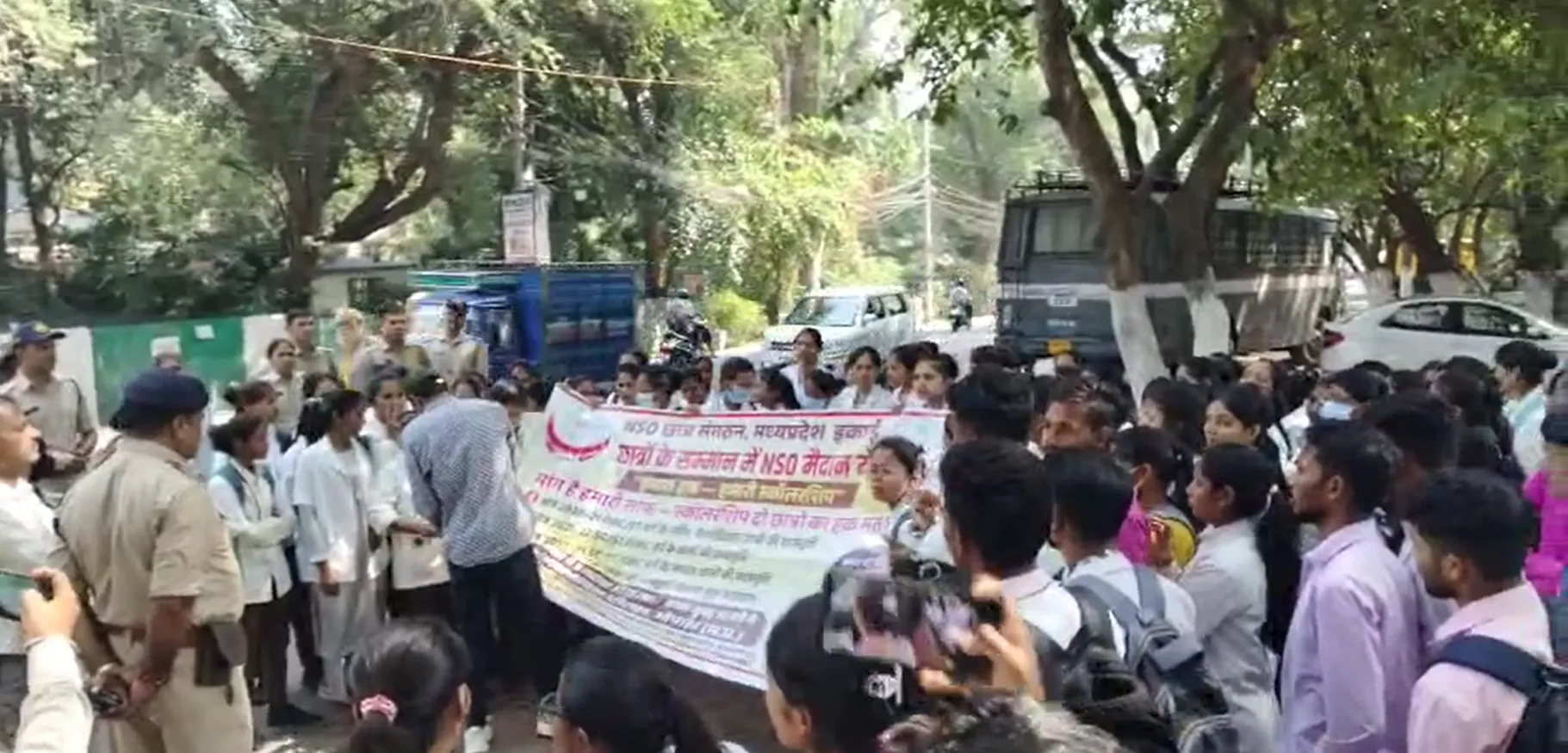 सालों से रुकी हुई स्कॉलरशिप देने की मांग; कुछ छात्रों की तबीयत बिगड़ी