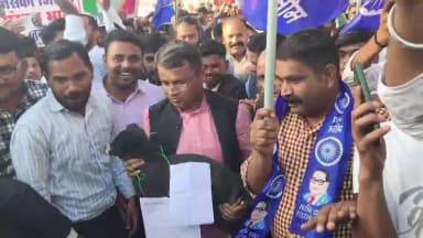 ज्ञापन कुत्ते के गले में बांधकर कलेक्ट्रेट में छोड़ा; बिना अनुमति रैली पर प्रशासन सख्त