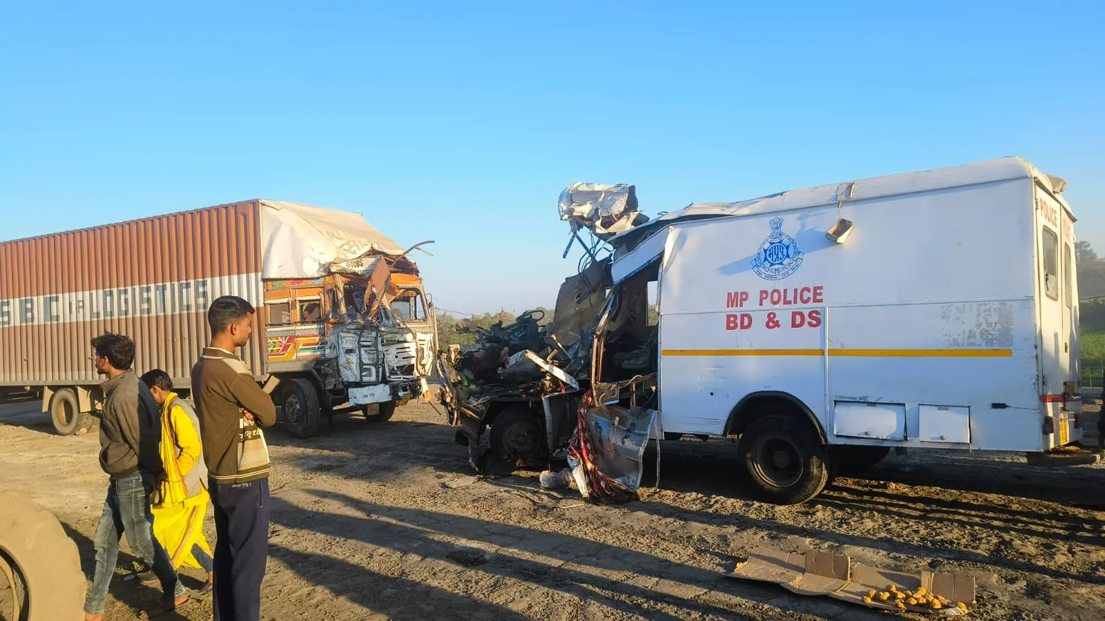 सागर में कंटेनर और बीडीडीएस वाहन की भिड़ंत, 4 पुलिस जवानों की मौत; ड्यूटी से मुरैना लौट रही थी टीम