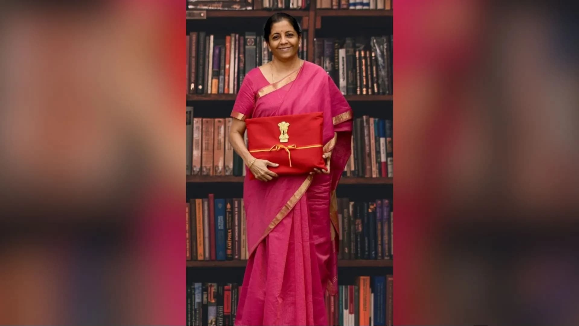 2019 में, जो उनका पहला बजट भाषण था, सीतारमण ने गोल्डन बॉर्डर वाली गुलाबी मंगलगिरी सिल्क साड़ी पहनी। ये साड़ियां आंध्र प्रदेश के गुंटूर के मंगलागिरी शहर में हस्तशिल्प बुनाई करके तैयार की जाती हैं।