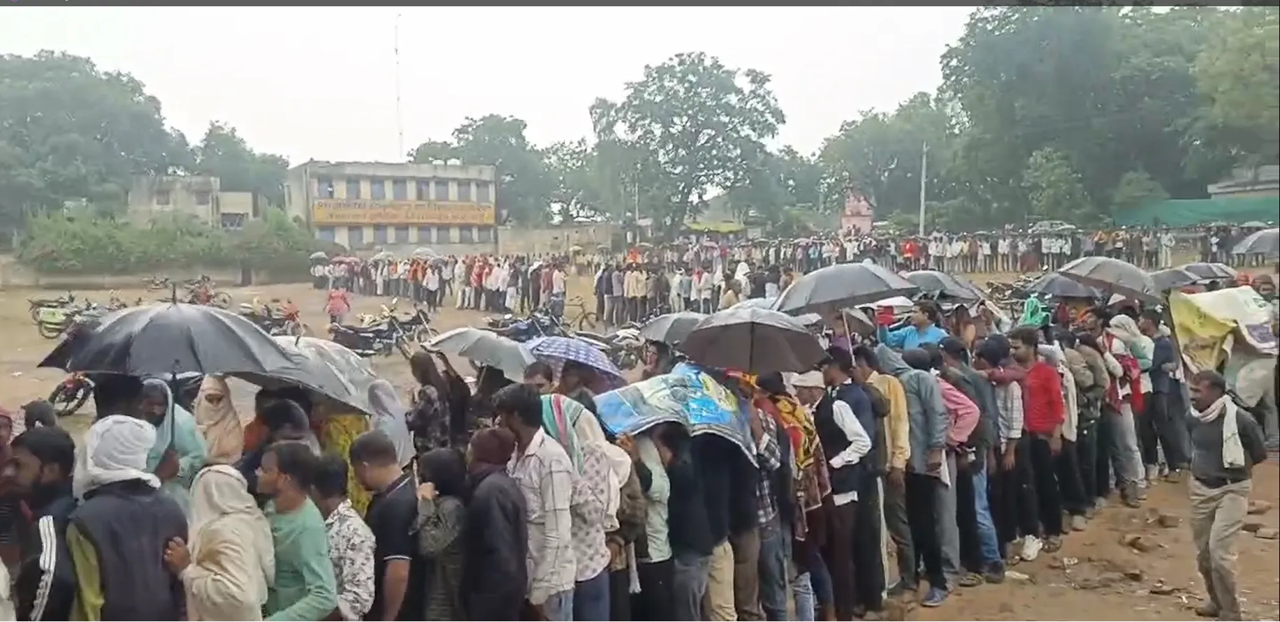 छात्रा बोली– पापा ने स्कूल की जगह टोकन लेने भेजा, अंकल प्लीज दे दीजिए