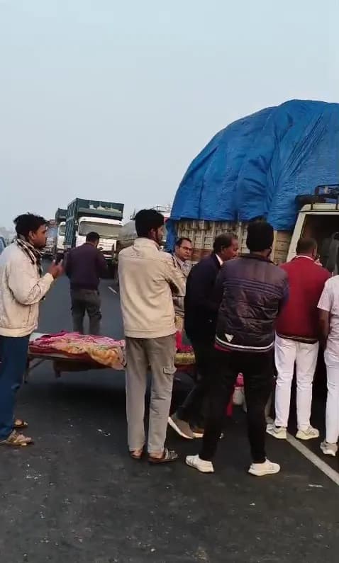 अस्पताल से निकाले जाने के विरोध में दंपति ने हाईवे पर रखा घरेलू सामान; घंटों यातायात रहा बाधित