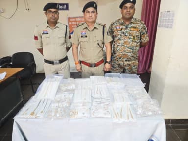 कार से 9 करोड़ से ज्यादा के सोने के गहने बरामद, तीन लोग हिरासत में