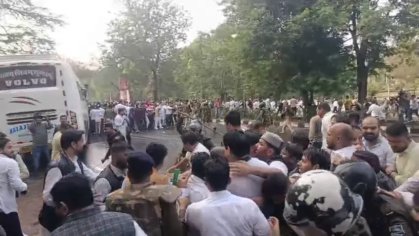 पुलिस को वाटर कैनन और हल्का बल प्रयोग करना पड़ा