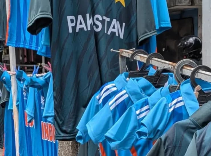 कोलंबो में स्टेडियम के बाहर भारत-पाकिस्तान क्रिकेट जर्सी बिक रही हैं