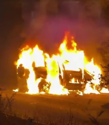 डिवाइडर से टकराकर आग लगी, हादसे में 4 युवक घायल