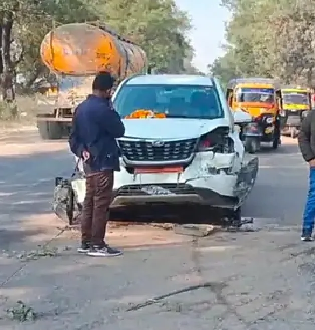तीन गाड़ियां आपस में टकराईं; सभी नेता सुरक्षित