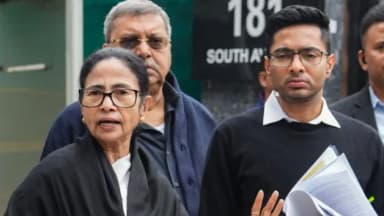 वकील भी हैं ममता; EC पर 98 लाख वोटर्स का नाम हटाने का आरोप