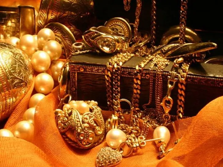 गोल्ड 1,375 सस्ता, सिल्वर भी हजार रुपए गिरा; देखें आपके शहर में आज का रेट