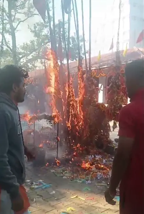 पुजारी और लोगों ने पाया काबू, चुनरी व मन्नत के धागे से आग भड़कने की आशंका