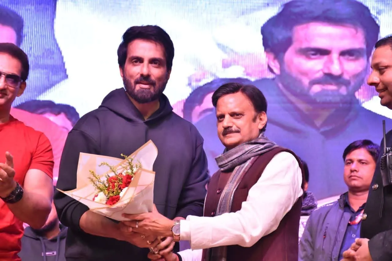 रेवा फिल्म फेस्टो में सोनू सूद पहुंचे, डिप्टी CM राजेन्द्र शुक्ल भी शामिल हुए