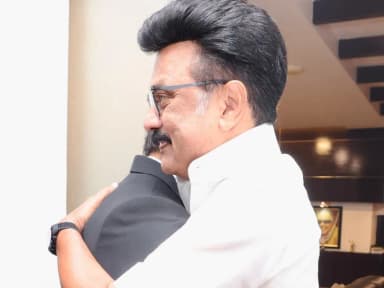गले लगाया; शपथ के दौरान सरकारी खजाना खाली करने का आरोप लगाया था
