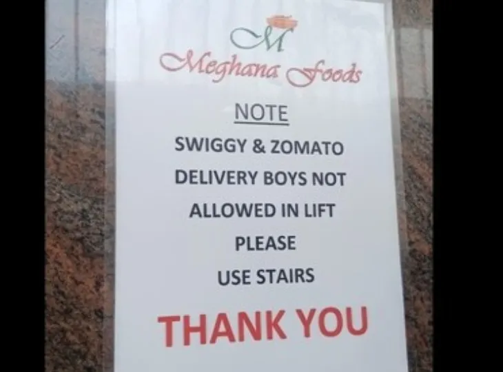 पोस्टर देख भड़के यूजर्स; मामला बढ़ा तो मांगी माफी; कहा- कस्टमर्स को दिक्कत न हो, इसलिए नोटिस लगाया