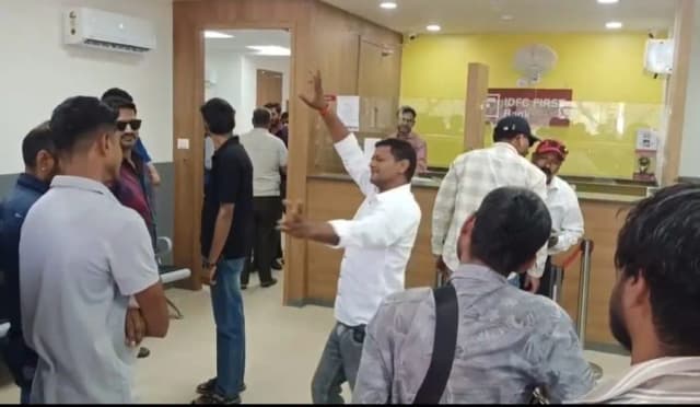 धार के किसान का अनोखा विरोध, ढोल-ताशे के साथ बैंक पहुंचकर जताया आक्रोश