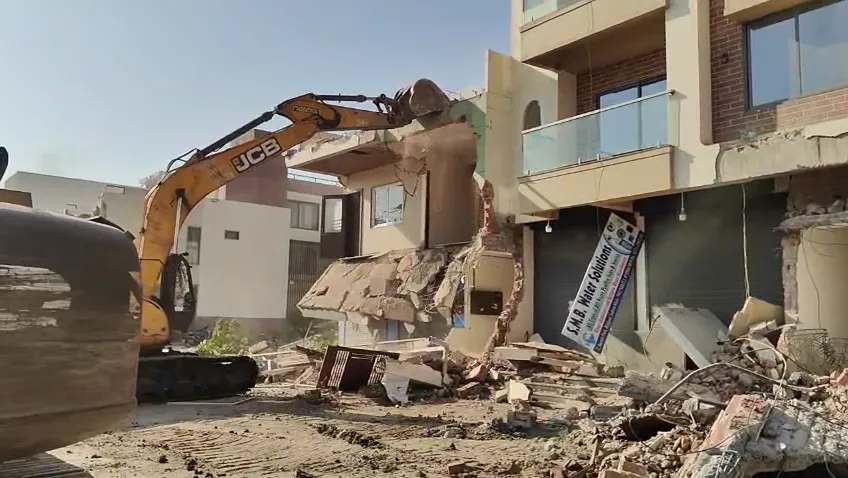 40 जगहों पर बुलडोजर चलाया; सड़क निर्माण में बन रहे थे बाधा