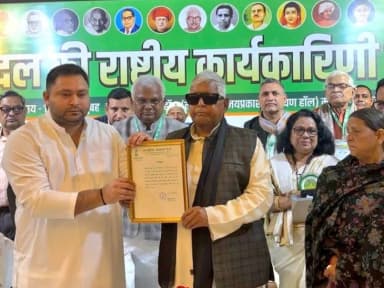 पिता लालू यादव ने अपाइंटमेंट लेटर सौंपा; बहन रोहिणी का तंज