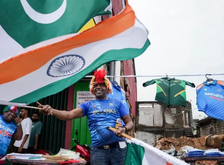 स्टेडियम के बाहर तिरंगा और पाकिस्तानी झंडे बेचे जा रहे हैं। भारतीय फैंस तिरंगा लहरा रहे हैं और भारत की जीत के नारे लगा रहे हैं।