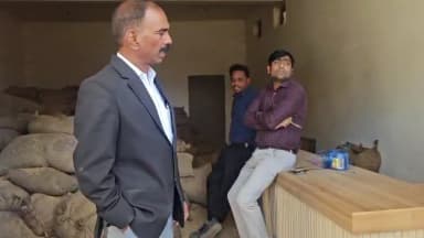 400 बोरी से ज्यादा अवैध धान जब्त, प्रशासन को धमकाने का आरोप