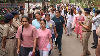 कैंडिडेंट्स बोले- मेहनत पर पानी फिरा; एक्सपर्ट्स ने कहा- ये स्टूडेंट्स के लिए मेंटल ट्रॉमा