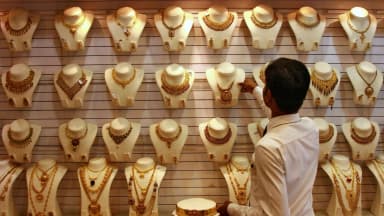 10 ग्राम 22 कैरेट गोल्ड रेट 1.43 लाख; चांदी 3 हजार रुपए महंगी होकर 2.64 लाख पर आई