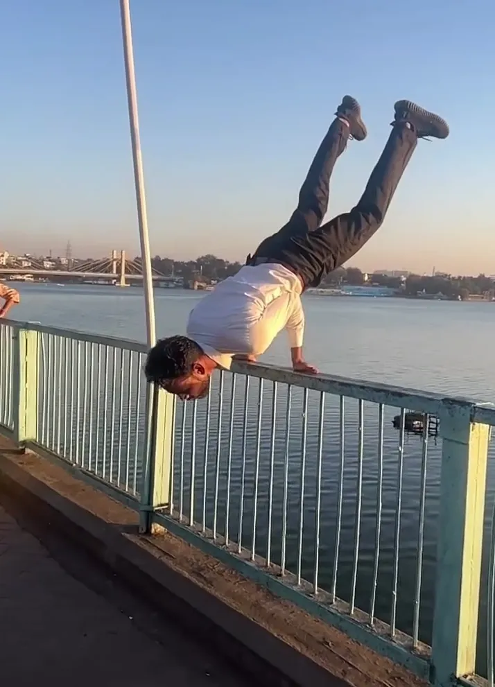 भोपाल झील की रेलिंग पर युवक का स्टंट; वीडियो सोशल मीडिया पर वायरल