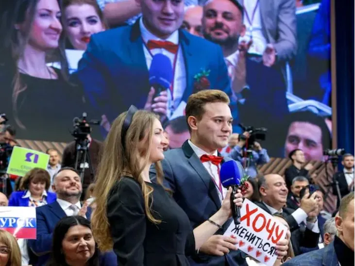 लाइव प्रोग्राम में पूछा- मुझसे शादी करोगी; हां होने पर प्रेसिडेंट तालियां बजाने लगे