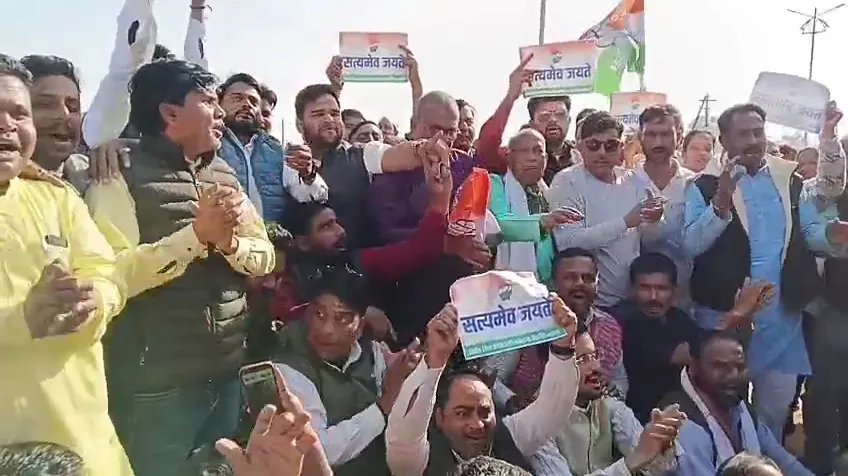 भजन गाकर BJP नेताओं को दिए गुलाब; भाजपा दफ्तर पहुंचने से पहले पुलिस ने कांग्रेसियों को रोका